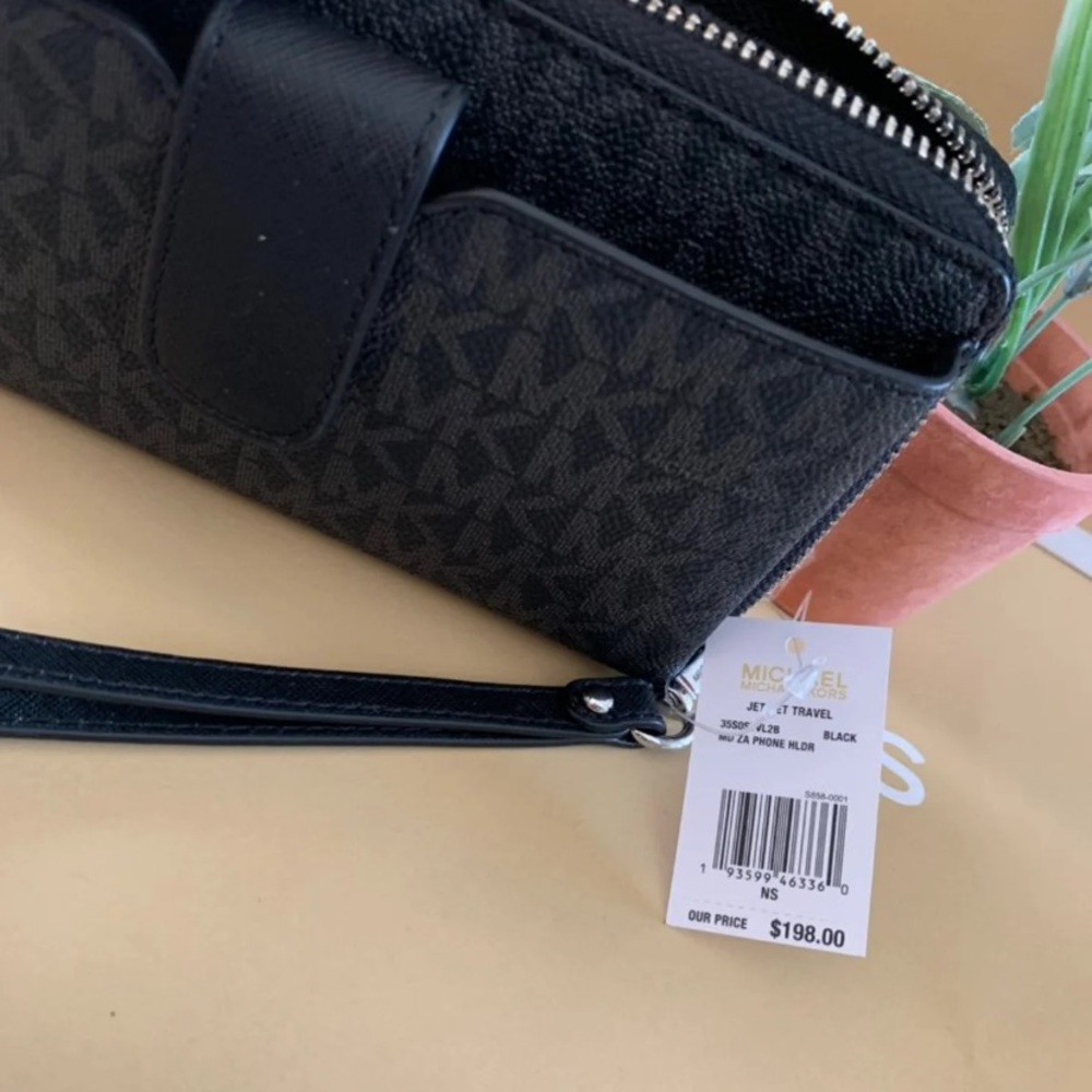 Michael Kors Zip Around /Phone Wallet - Picture 5 of 5